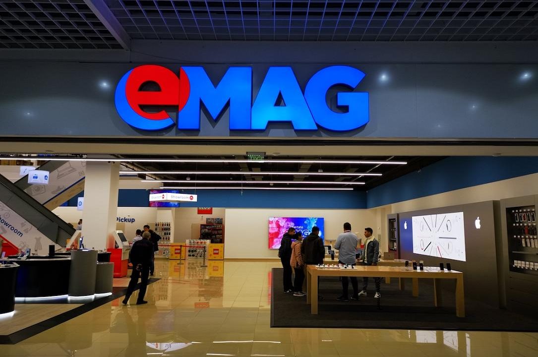 eMAG introduce „Taxa pentru servicii operaționale”: Noua structură de costuri pentru toate comenzile din România