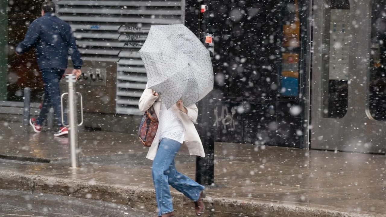Alertă Meteo în România, 17 Aprilie: Furtuni Electrice, Grindină și Scăderi Drastice de Temperatură