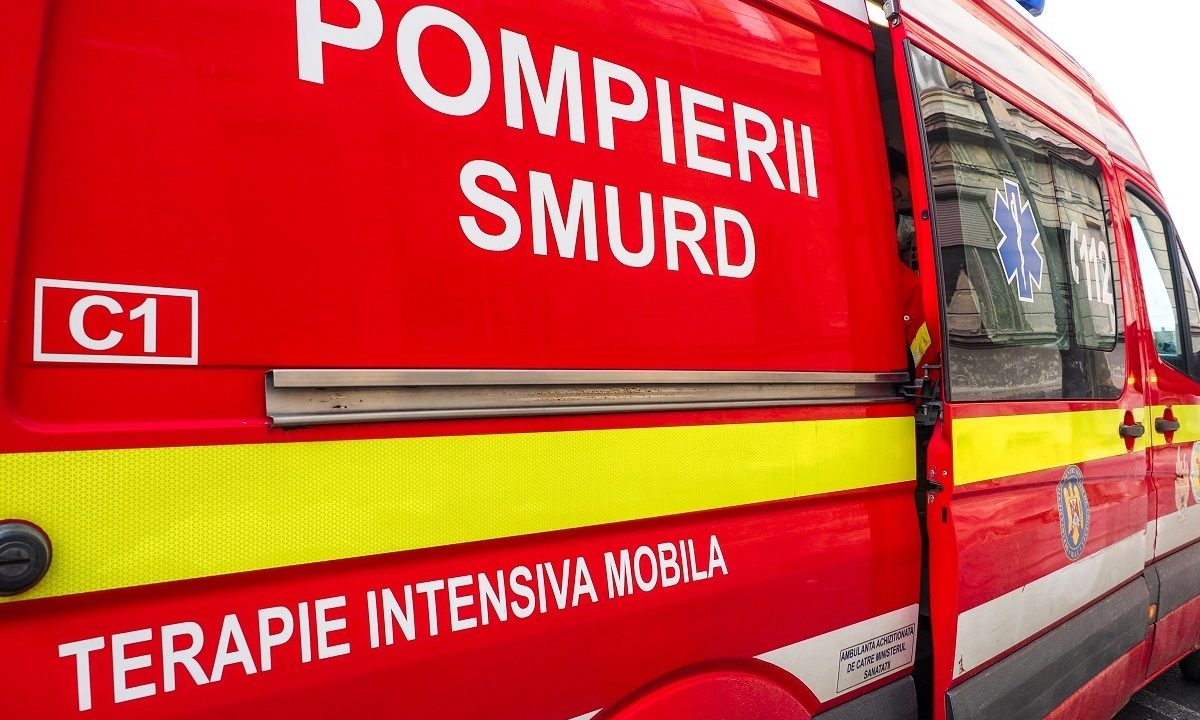 O fată de 16 ani a murit după ce a căzut de pe terasa unui bloc din București