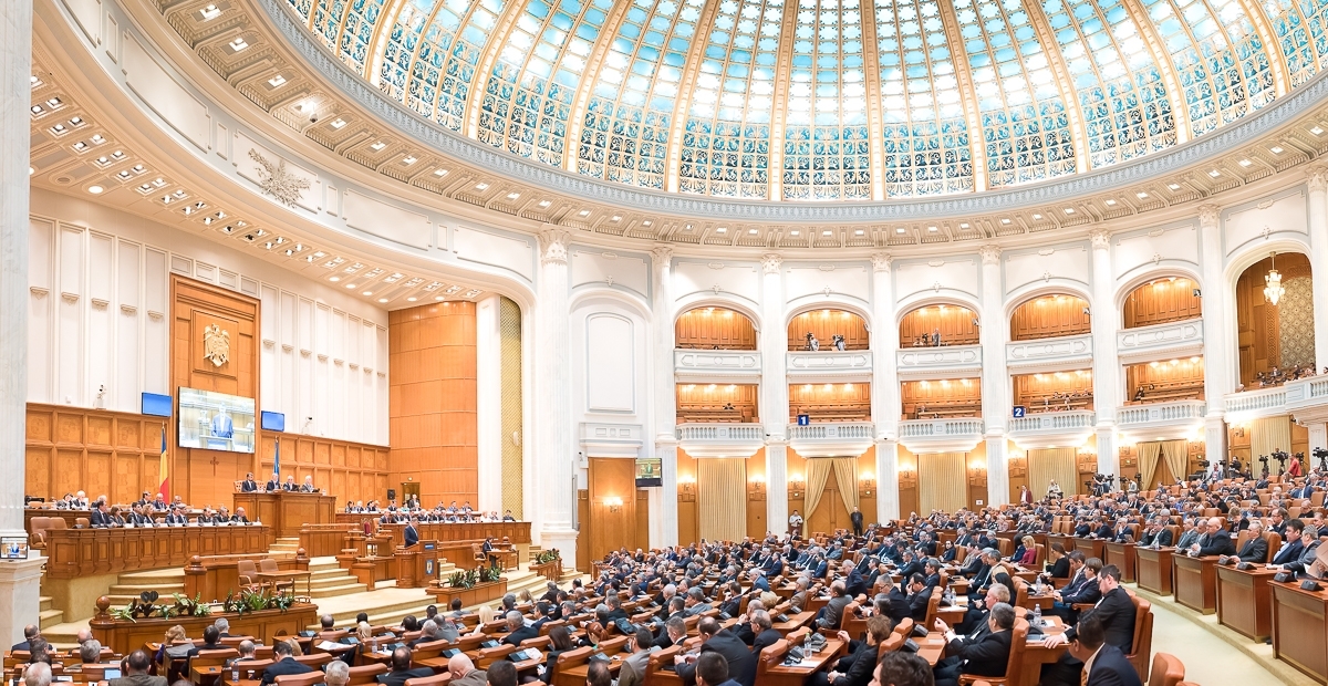 Funcționarii Camerei Deputaților amenință cu greva generală din cauza noii legi a salarizării
