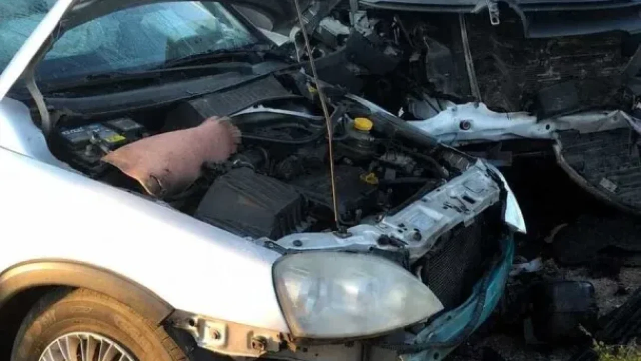 Patru persoane rănite după impactul dintre un microbuz și un autoturism în Argeș