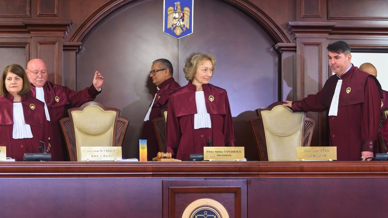 CCR analizează trei legi contestate de președintele Nicușor Dan