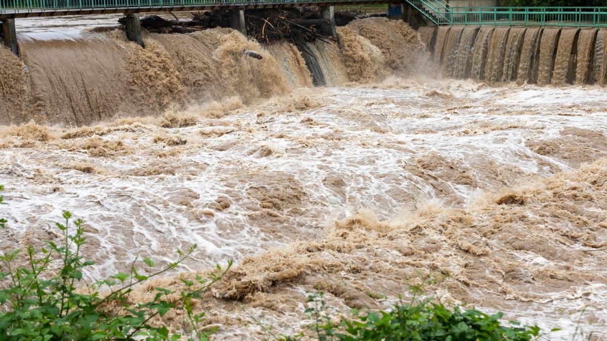 Cod galben de inundații pe mai multe râuri din țară. Avertizare până duminică la prânz