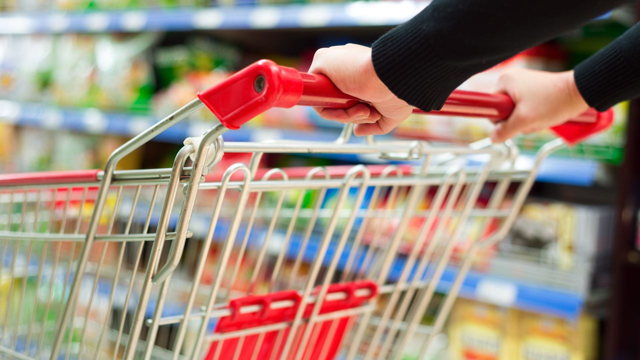 Comerțul cu amănuntul în scădere. INS: vânzările de produse nealimentare cele mai afectate